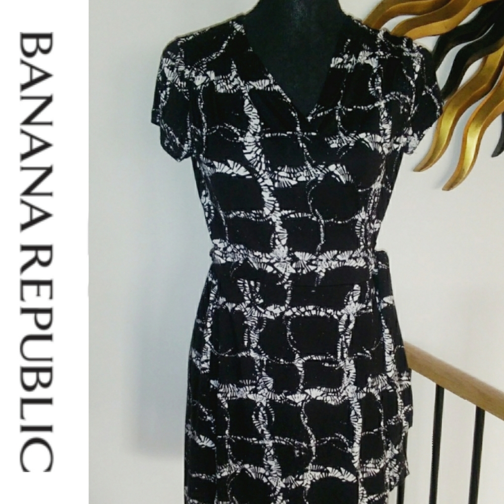 Banana Republic | SALE🎈Graphic Wrap Dress Black